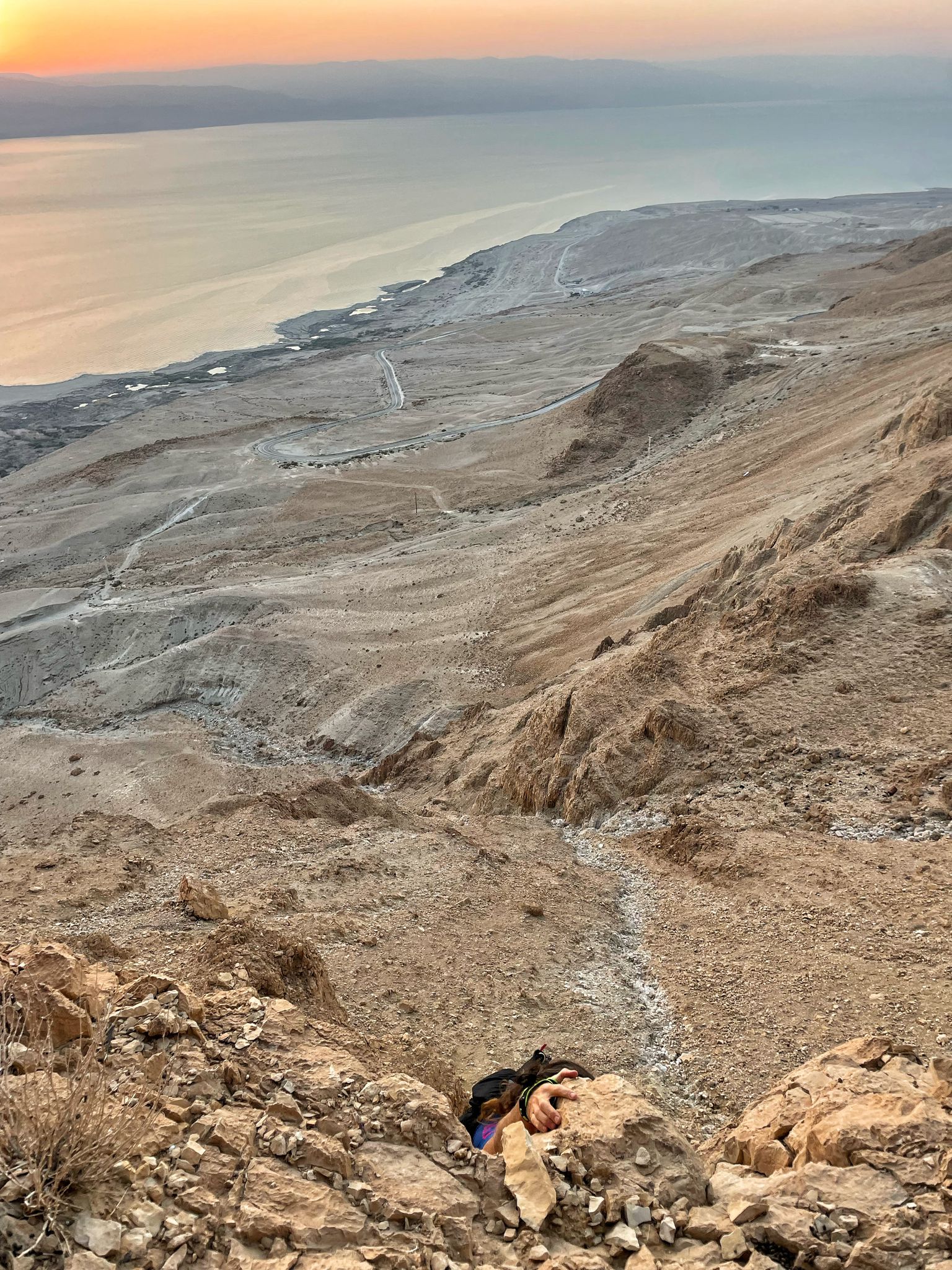 טיפוס לשפת המצוק בגדה של נחל בולען