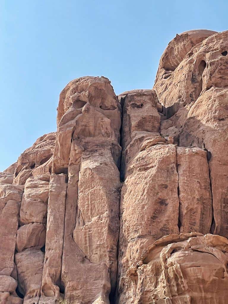 פרצופים בסלע ואדי רם