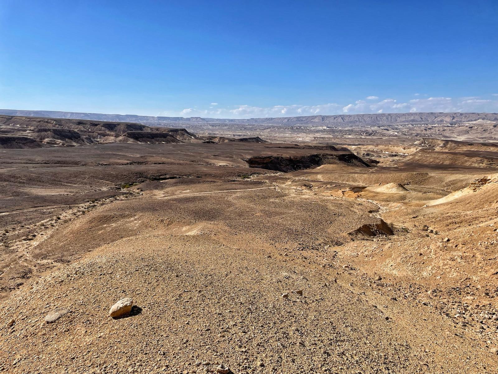 שם רחוק נמצא הרכב. גם הר רכב